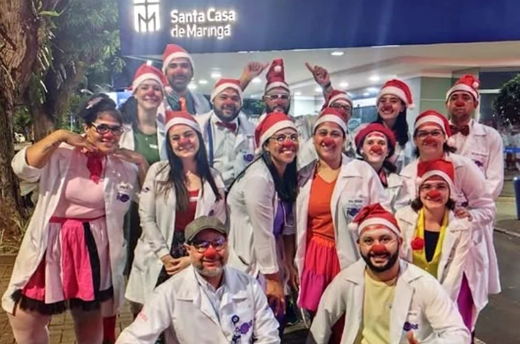 Voluntários do Projeto FloRiR em ação na Santa Casa de Maringá