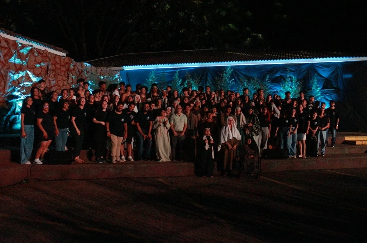 Elenco, famílias e voluntários do CEDUCARTE reunidos após a Via Sacra